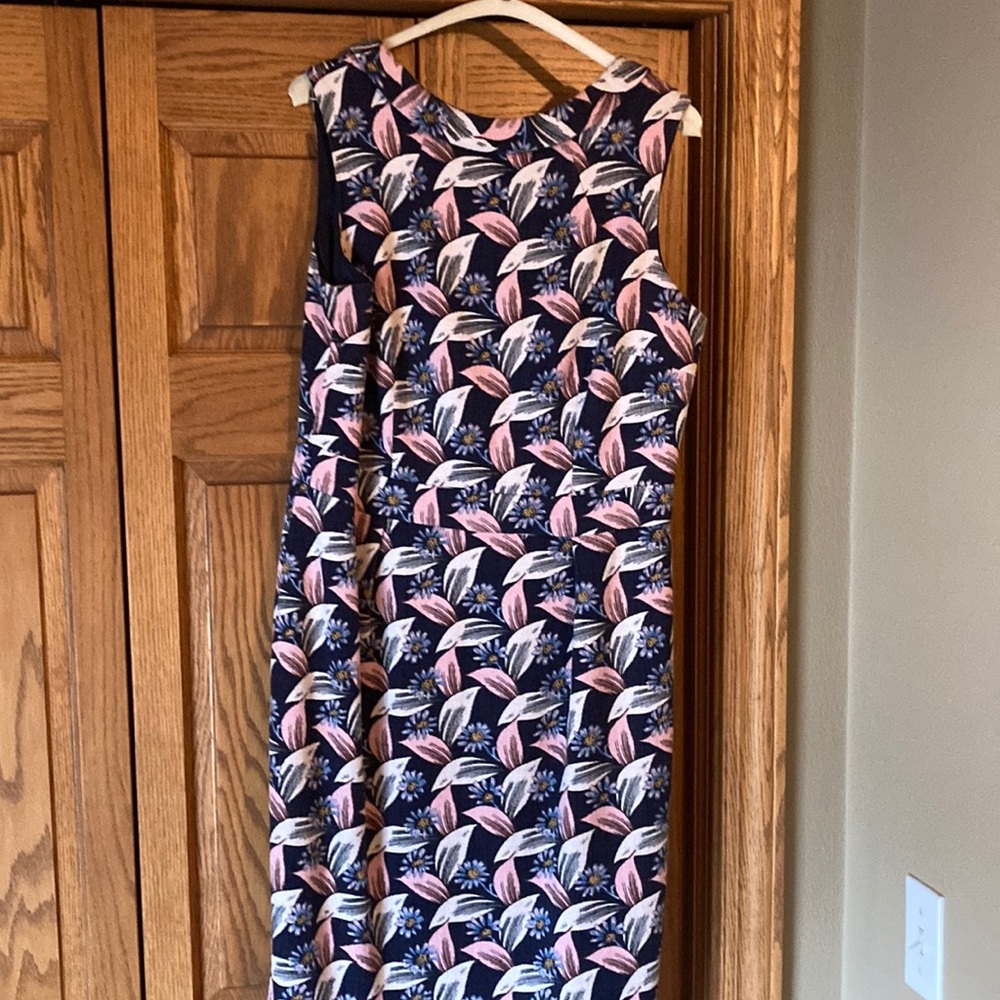 Stylish, Audrey inspired sleeveless dress. Blue and pink details. Fully lined
